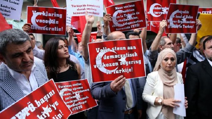 Los manifestantes en Bélgica dicen “No al golpe”